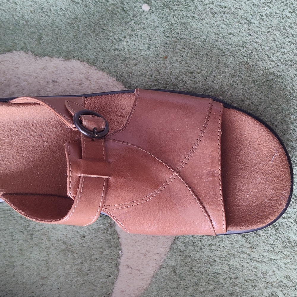 Clarks Women's Tan Leather Buckle Sandals - Picture 4 of 6